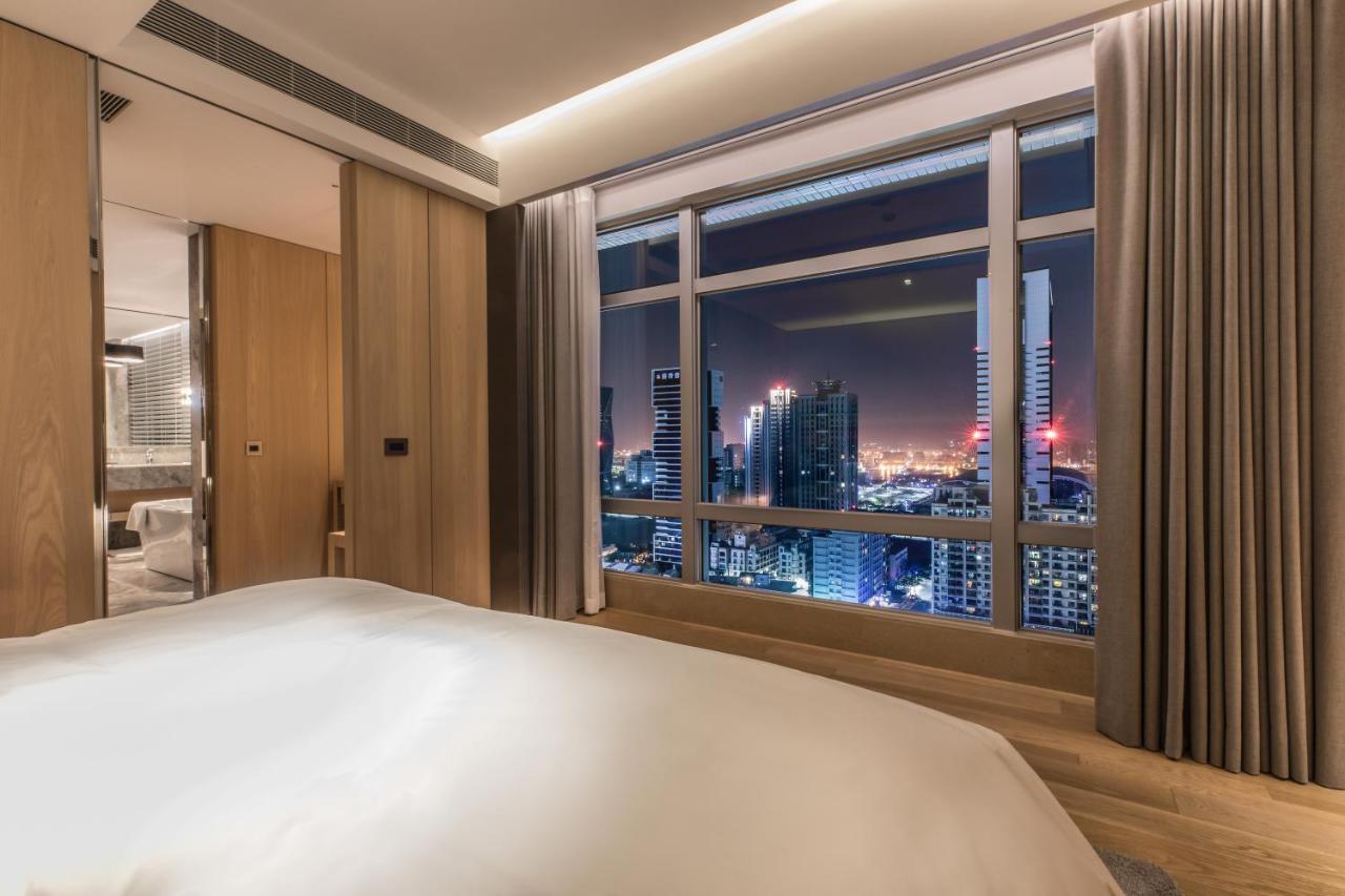 Silks Club Hotel Kaohsiung Buitenkant foto A bedroom at the hotel