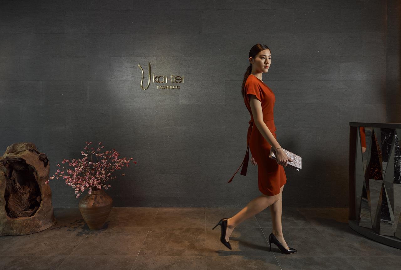 Silks Club Hotel Kaohsiung Buitenkant foto A woman wearing a dress