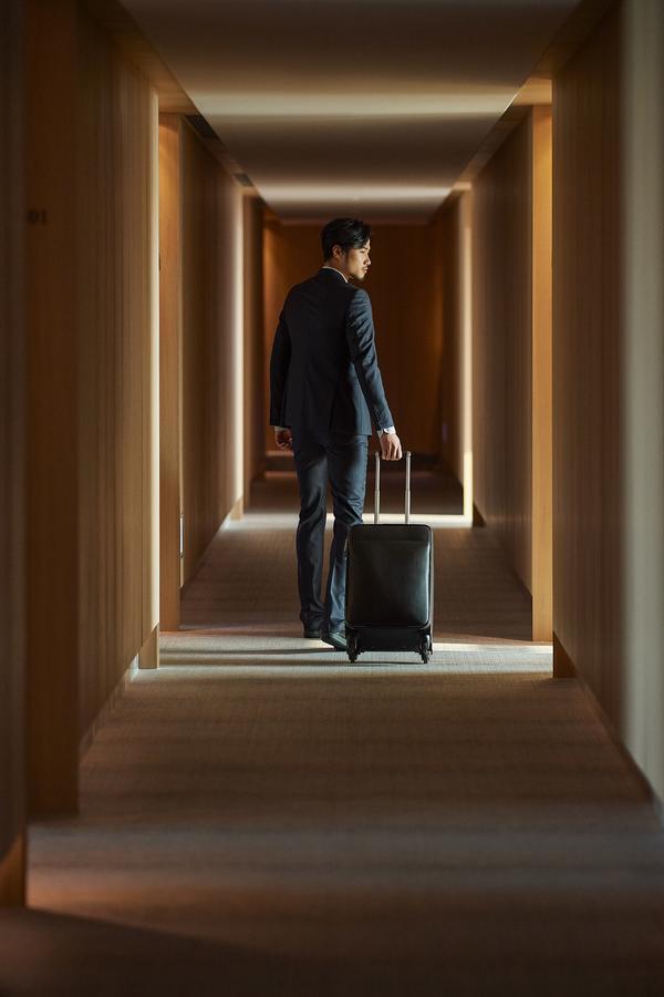 Silks Club Hotel Kaohsiung Buitenkant foto A business traveller with a suitcase
