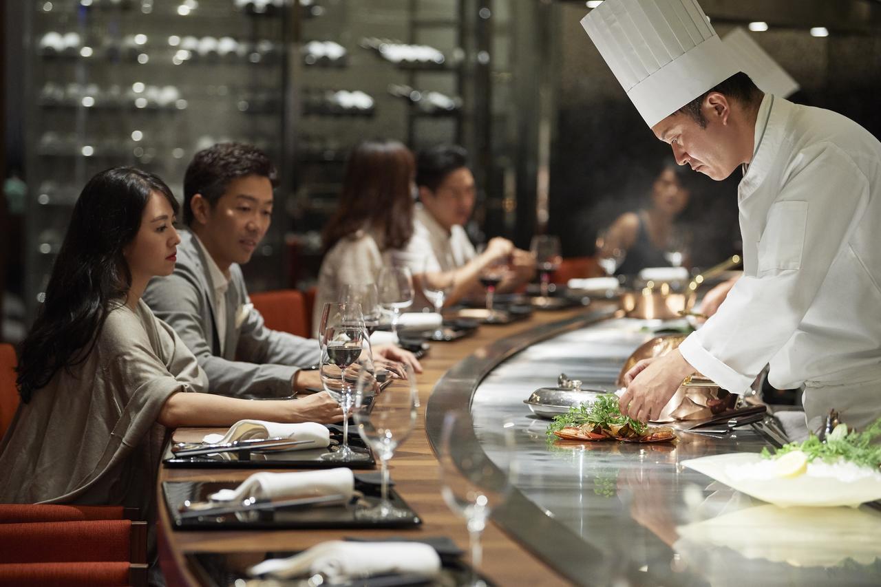 Silks Club Hotel Kaohsiung Buitenkant foto Chef at work