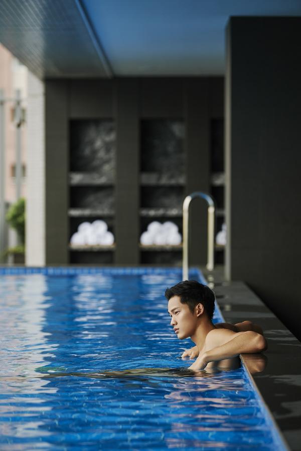 Silks Club Hotel Kaohsiung Buitenkant foto A man swimming in a pool