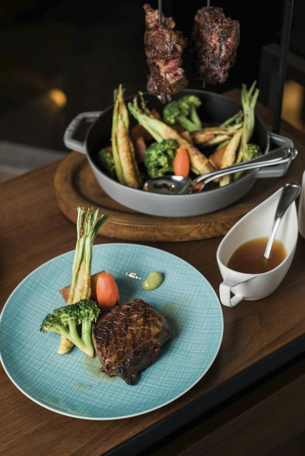 Silks Club Hotel Kaohsiung Buitenkant foto A steak with vegetables