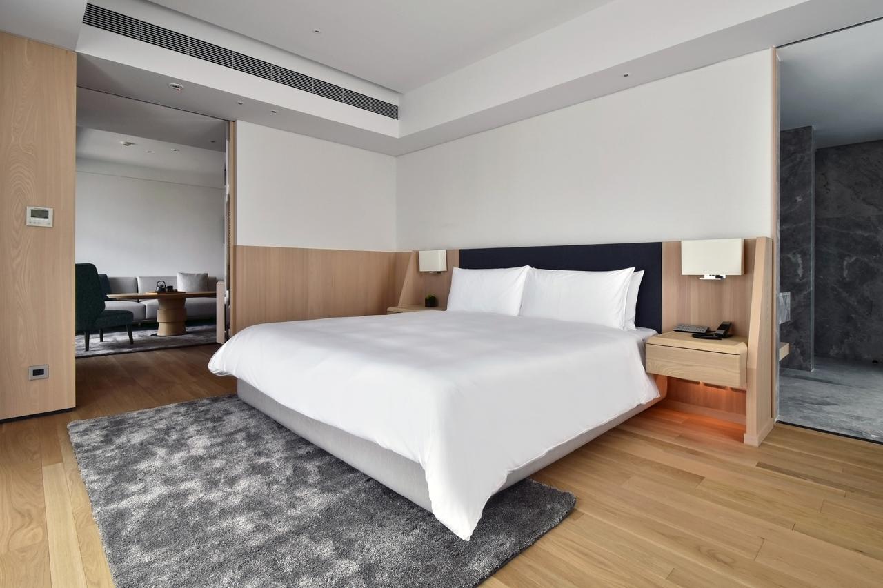 Silks Club Hotel Kaohsiung Buitenkant foto A bedroom at the hotel