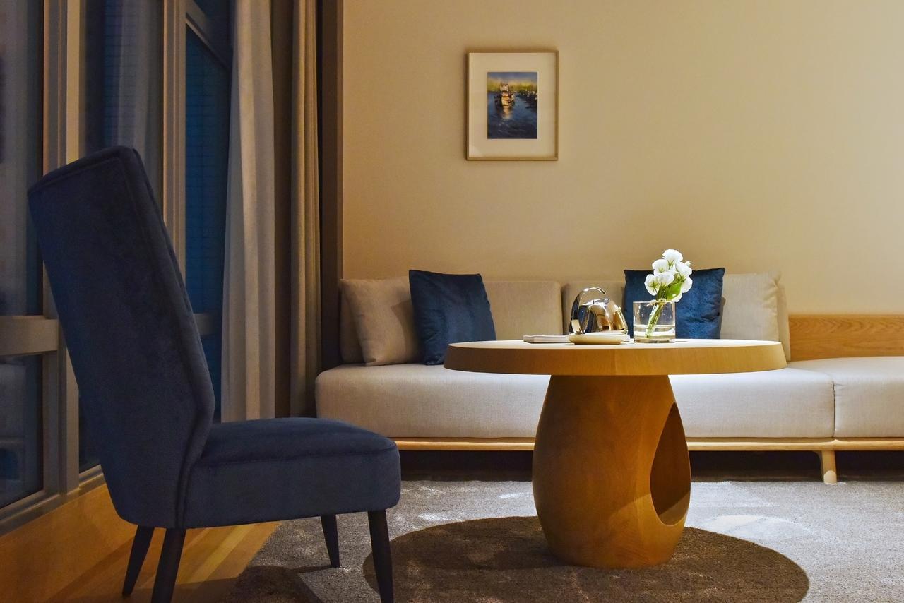 Silks Club Hotel Kaohsiung Buitenkant foto A living room in a hotel suite